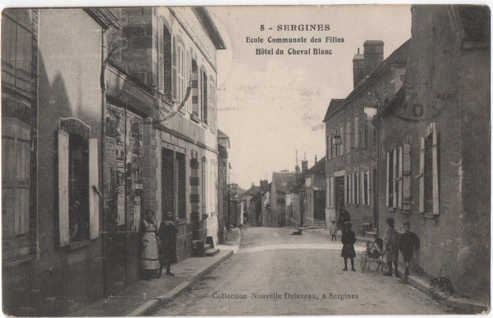 Ancienne école des filles à gauche au 66 rue des Treilles