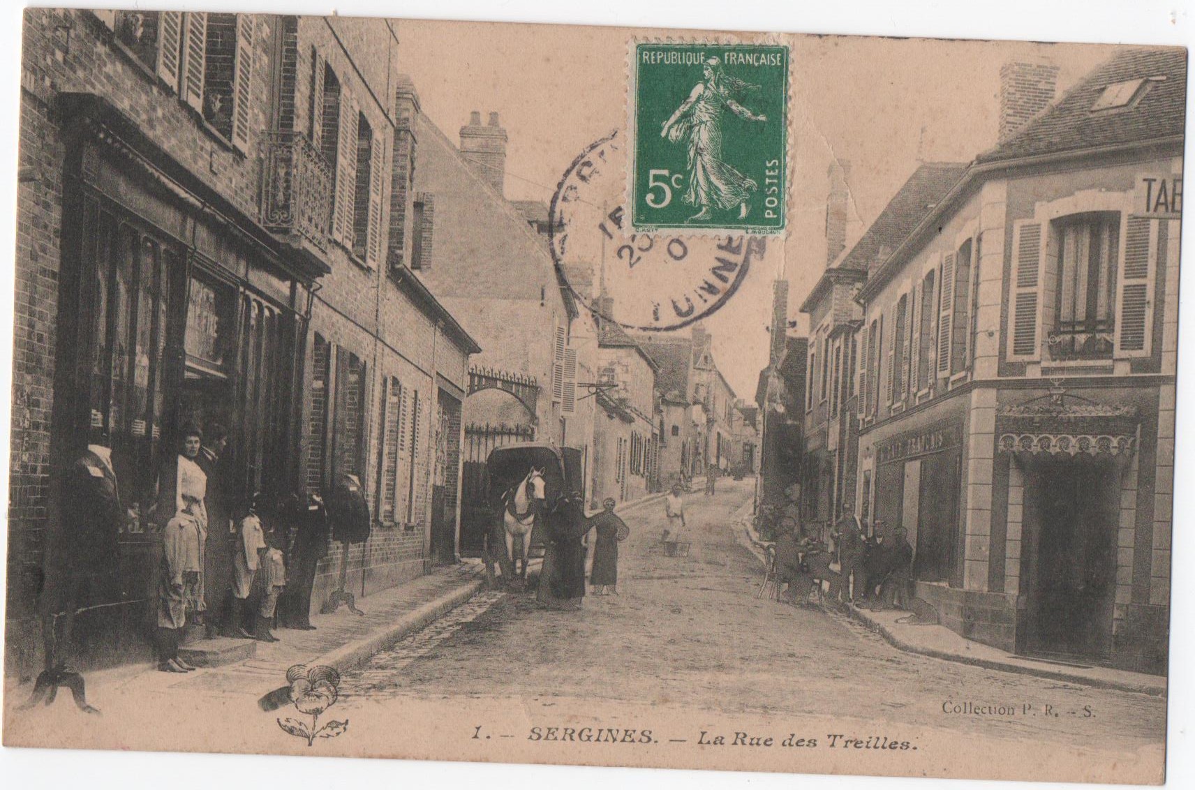 Rue des Treilles avec le Café à droite