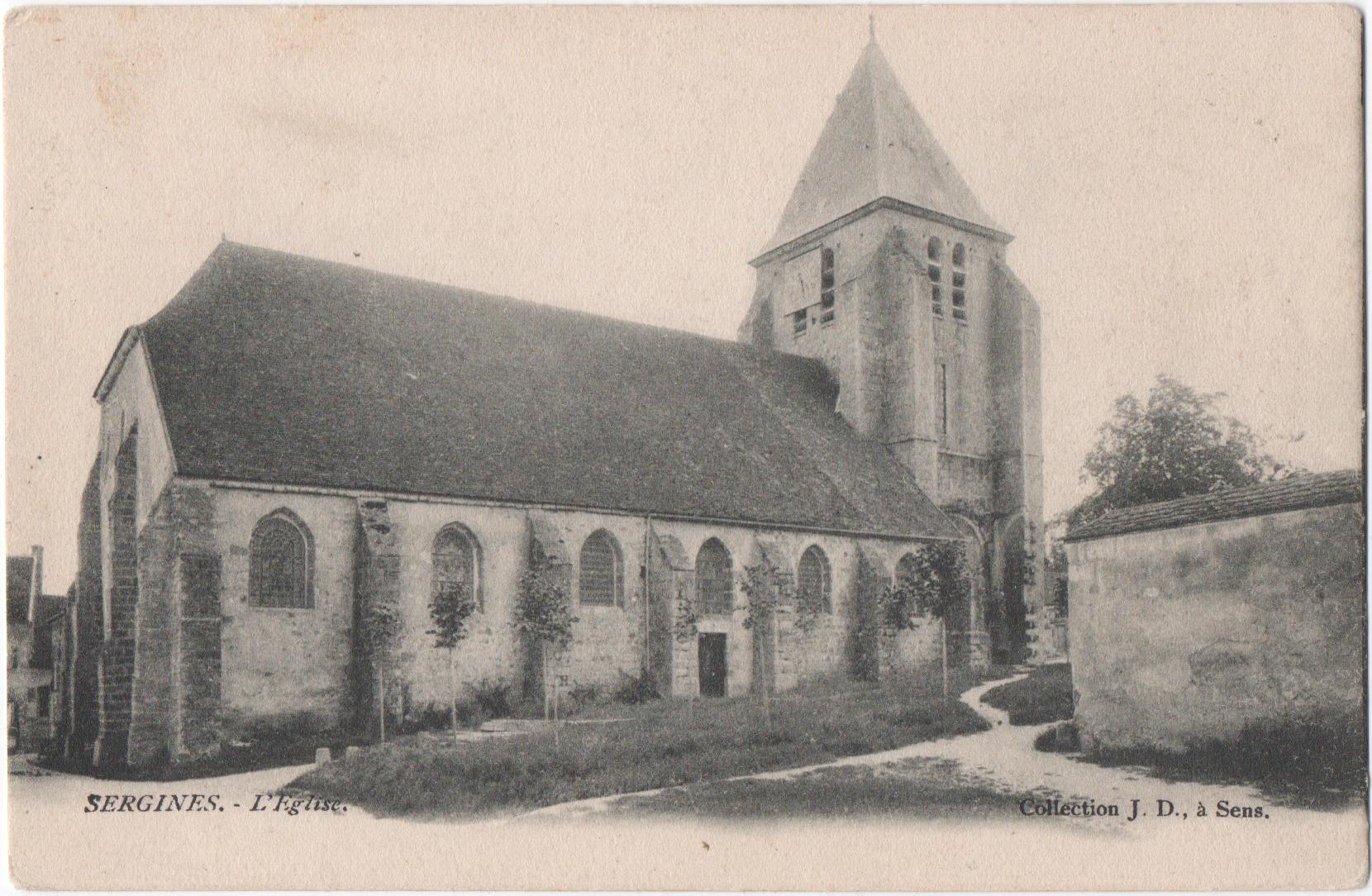  l'église avant la construction du monument aux Morts