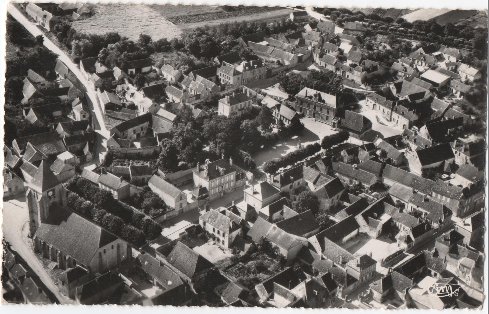 Vue aérienne, on y distingue l'ancienne halle à côté de la Mairie